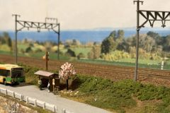 Nゲージレイアウト 後ろに鉄道が走るバス停付近