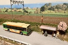 Nゲージレイアウト 後ろに鉄道が走るバス停付近