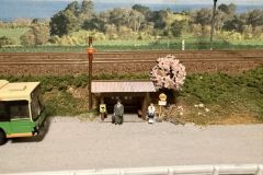 Nゲージレイアウト 後ろに鉄道が走るバス停付近