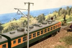 Nゲージレイアウト 踏切にさしかかる153系電車