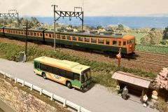 Nゲージレイアウト バス停付近を走行する153系電車