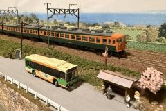 Nゲージレイアウト バス停付近を走行する153系電車