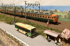 Nゲージレイアウト バス停付近を行く153系電車