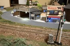 Nゲージレイアウト 明かりが灯ったバスの車庫