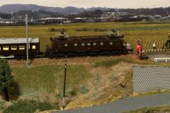Nゲージレイアウト 薄暮の中の踏切を追加するEF15形機関車牽引客車列車
