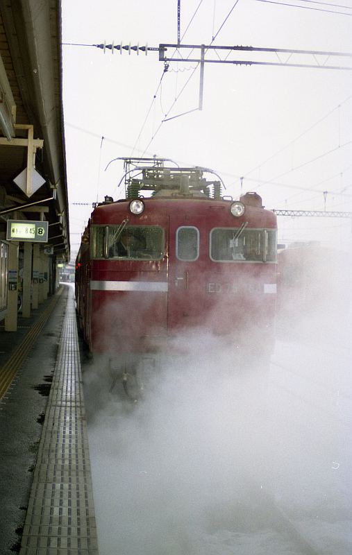 蒸気に包まれる電気機関車(ED75 768)