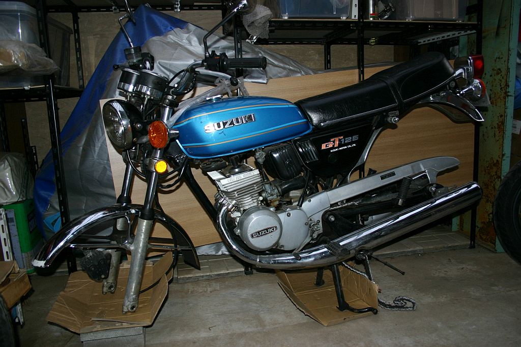 GT125-4型 タイヤ交換中