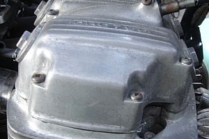 CB750 磨き前のシリンダヘッド