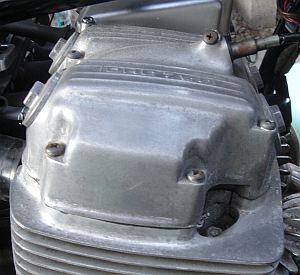 CB750 磨き前のシリンダヘッド