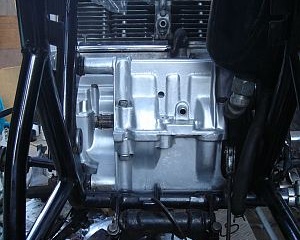 CB750 エンジン後部の塗装