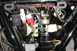 CB750 バッテリーケース部配線