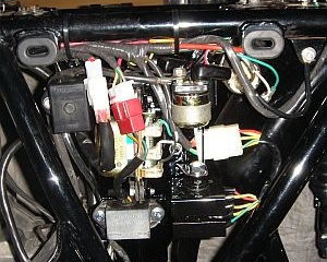 CB750 バッテリーケース部配線
