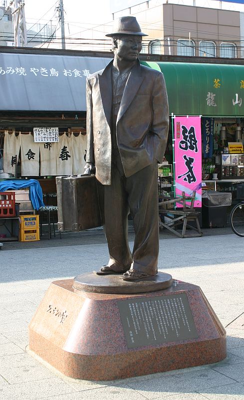 柴又駅前の寅さん