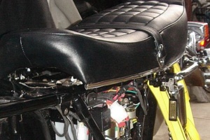 CB750 シート取り付け