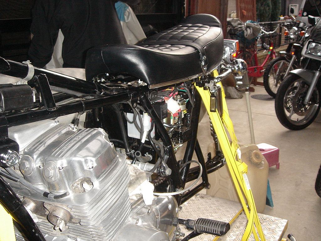 CB750 シート取り付け