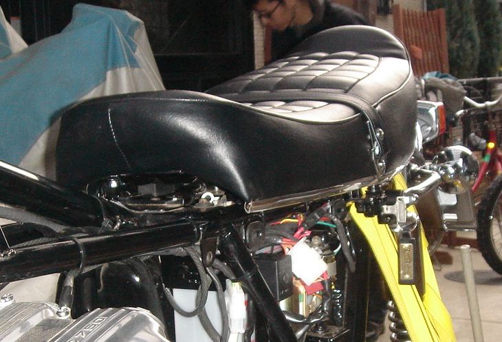 CB750 シート取り付け