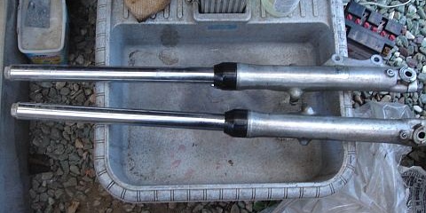 GT125 フロントフォーク磨き 前