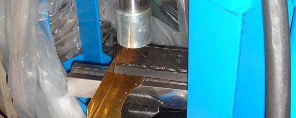 真鍮板を油圧プレスで曲げ加工