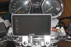 XJR1300にナビ取り付け