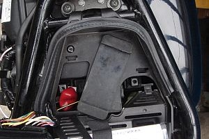W400 バッテリー交換