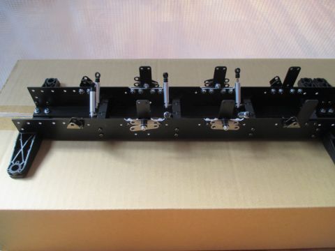 セミトレーラー サスプレート取り付け