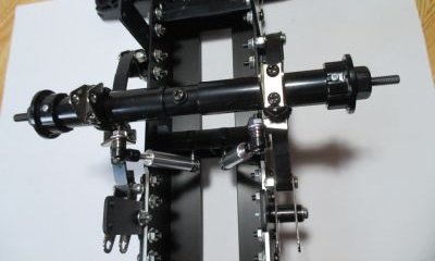 セミトレーラー ホイールアクスルをフレームに取り付け