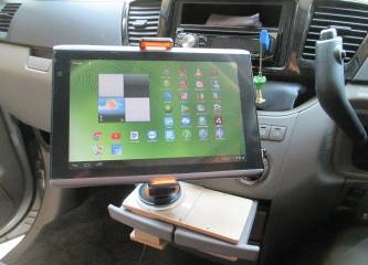 車載ホルダーにタブレット取り付け取り付け