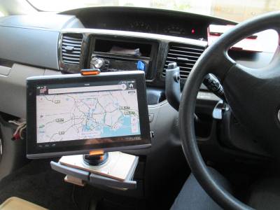 車載ホルダーにタブレット取り付け