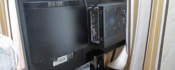 VESAマウントにDeskMini取り付け