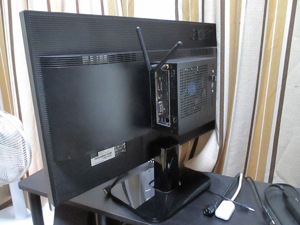 VESAマウントにDeskMini取り付け