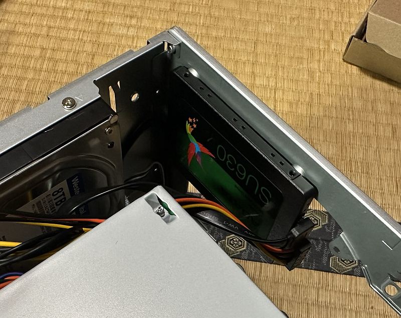 2.5インチSSDをセット