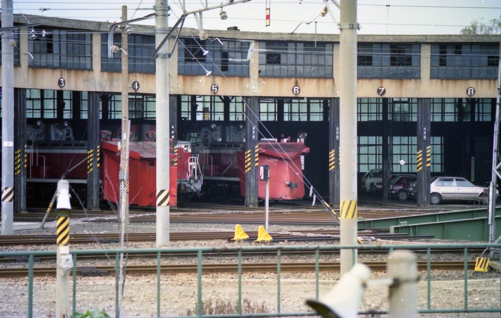 昭和50年代末頃の坂町機関区の扇形機関庫