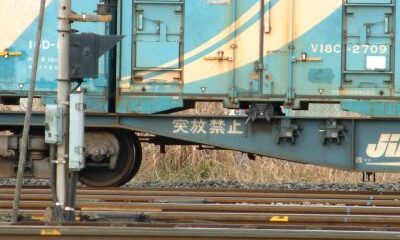 突放禁止マークのついたコンテナ積載車・コキ