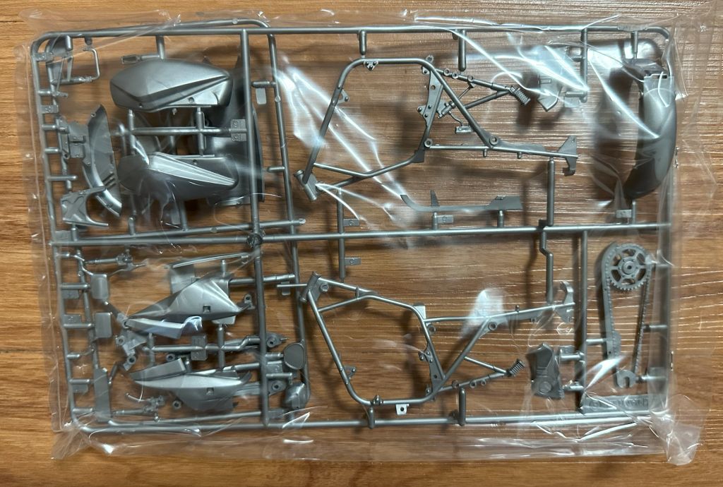 TAMIYA GSX750S プラモデル　1/12スケールモデルキット Amazon | タミヤ GSX750S カタナタミヤ112 | プラモデル 通販