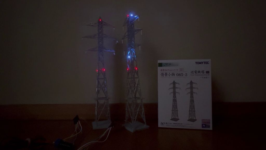 Nゲージ 航空障害灯を取り付けた送電鉄塔の点灯状態