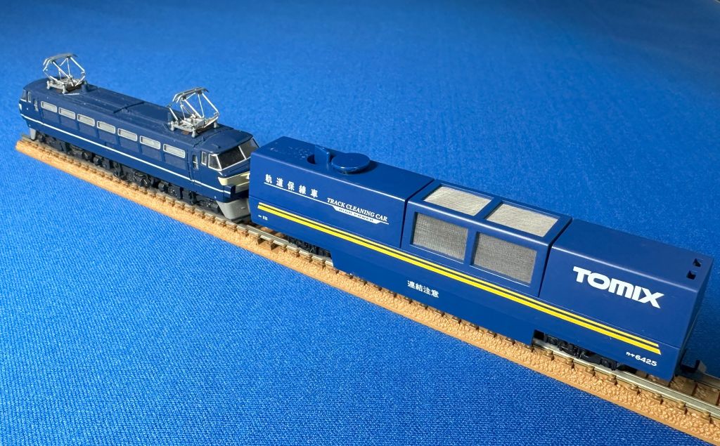 TOMIX マルチレールクリーニングカー(青)とKATO EF66