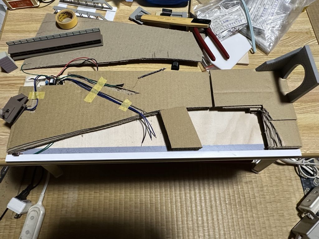 余剰品/訳あり品でシーンリーを作る・・踏切用配線