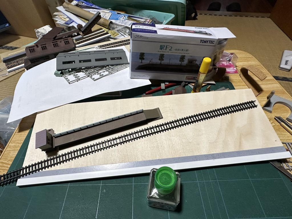 余剰品/訳あり品でシーンリーを作る・・ジオコレ 建物コレクション (北国の無人駅)