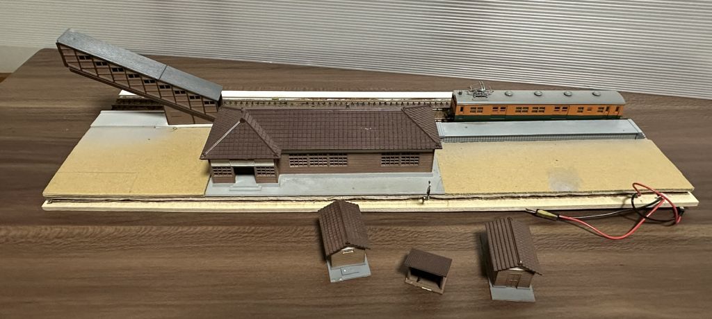 余剰品/訳あり品でシーンリーを作る・・ローカル駅