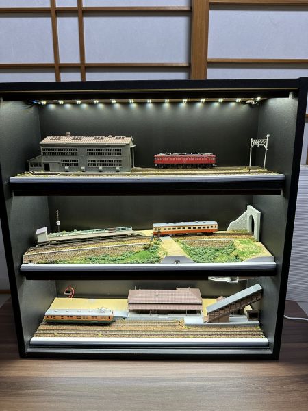 CDラックにNゲージシーナリーを作りこむ