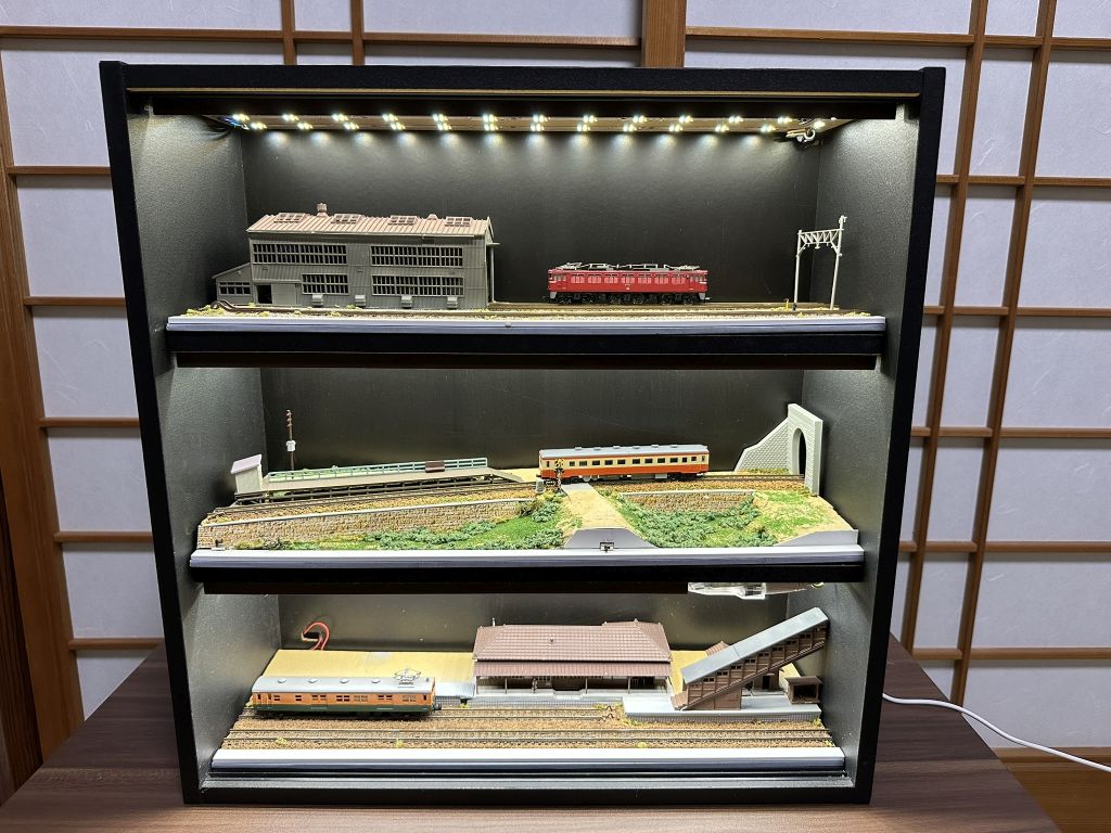 CDラックにNゲージシーナリーを作りこむ