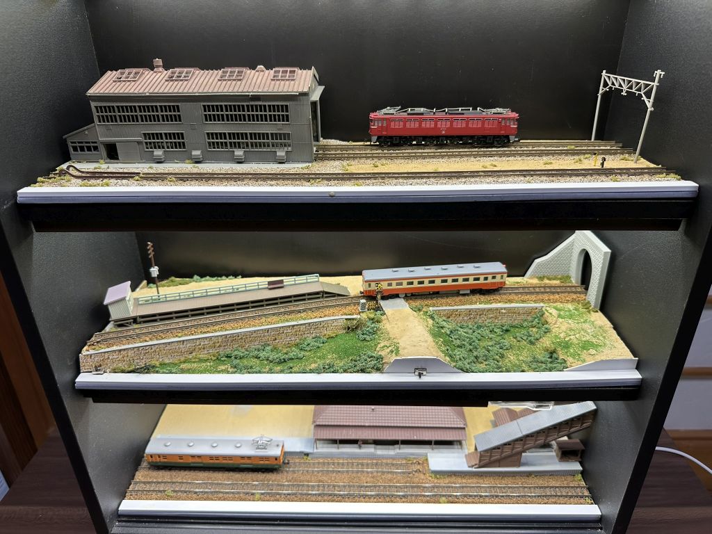 CDラックにNゲージシーナリーを作りこむ