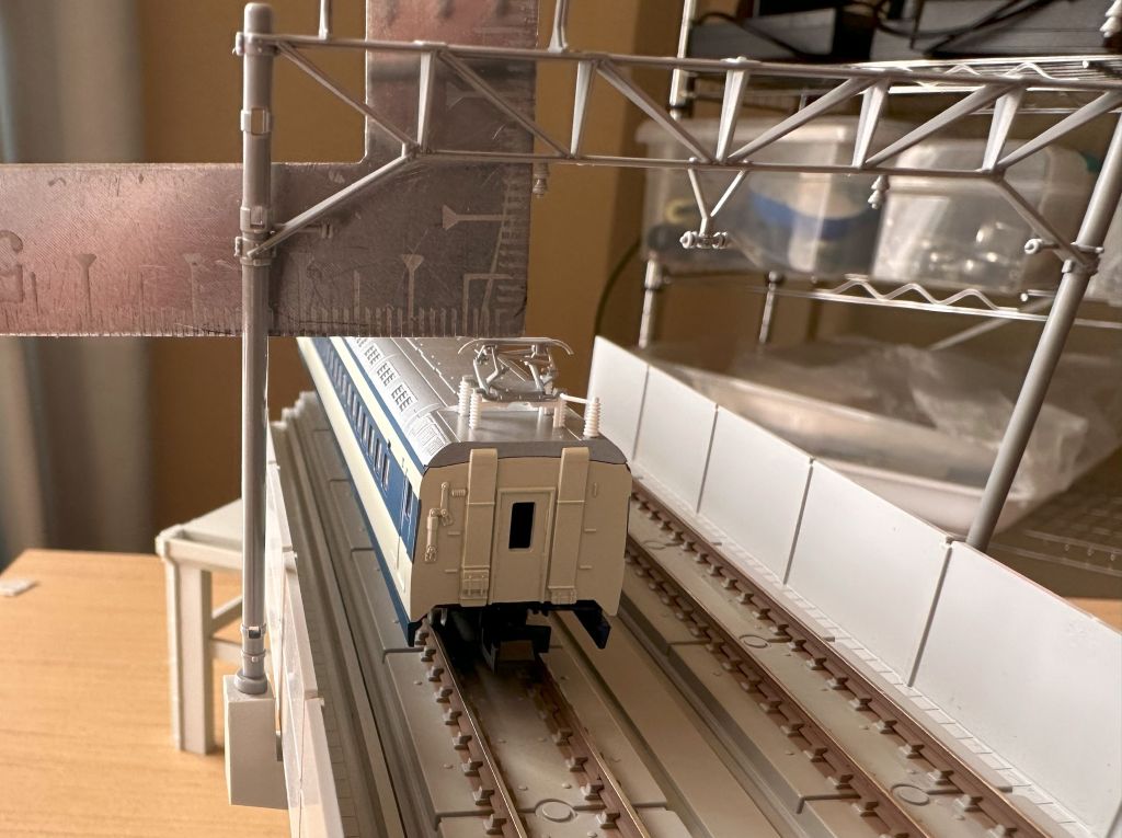 自作・パンタスパーク 複線架線柱の碍子とパンタグラフの距離