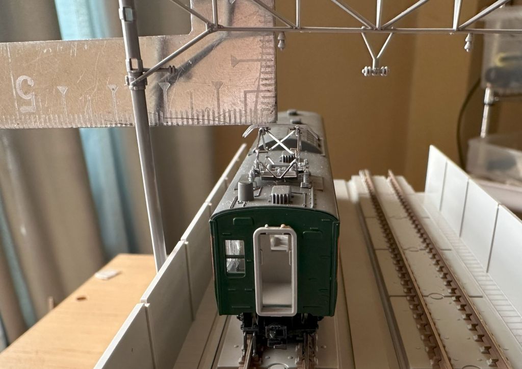 自作・パンタスパーク 複線架線柱の碍子とパンタグラフの距離