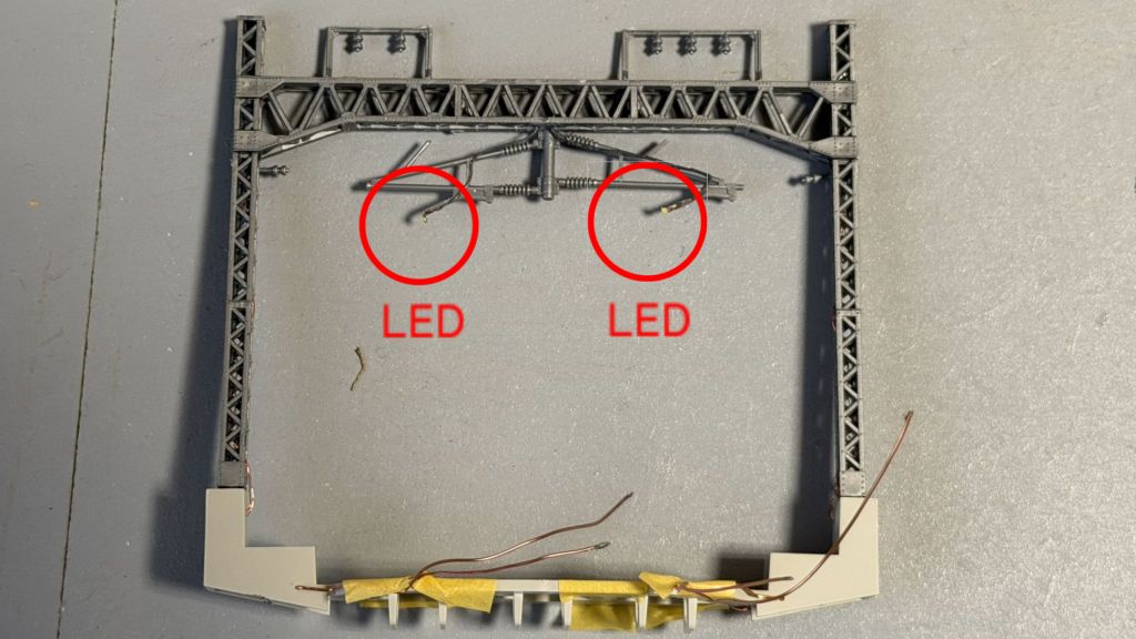 自作・パンタスパーク ラーメン架線柱に移植したパーツにLED取り付け