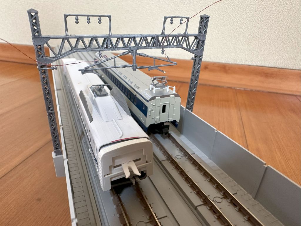 自作・パンタスパーク LEDを取り付けた複線架線柱