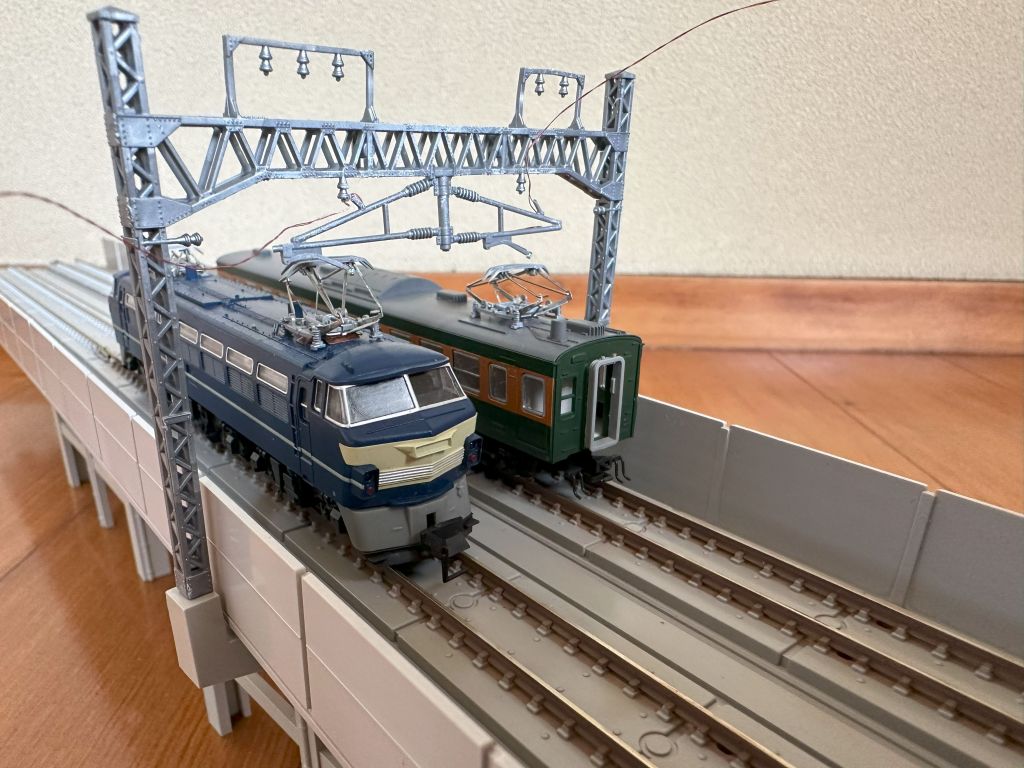 自作・パンタスパーク LEDを取り付けた複線架線柱