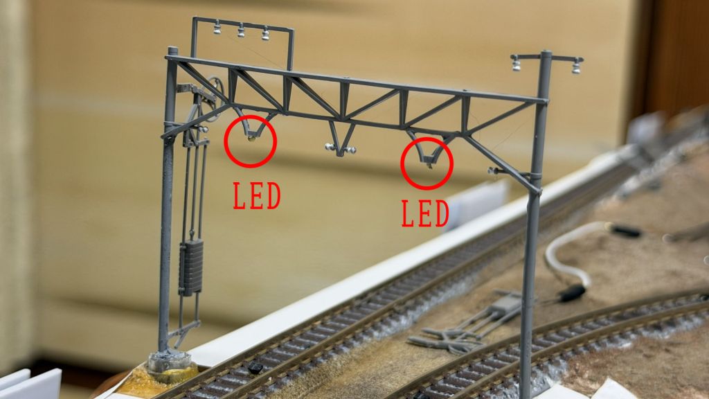 自作・パンタスパーク 複線架線柱にLED取り付け