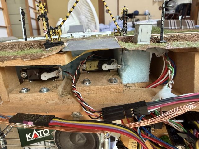 Nゲージ ドッグボーン型レイアウト 踏切用サーボモーター