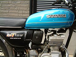 GT125 サイドカバー